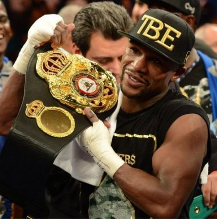 Picture of the day-Floyd Mayweather shows off his new WBA belt